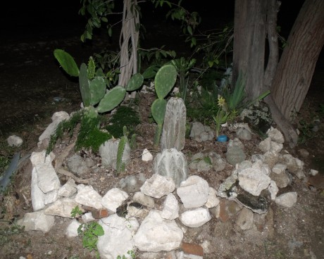 DSCF10436 skalka na návsi v Las Tablas
